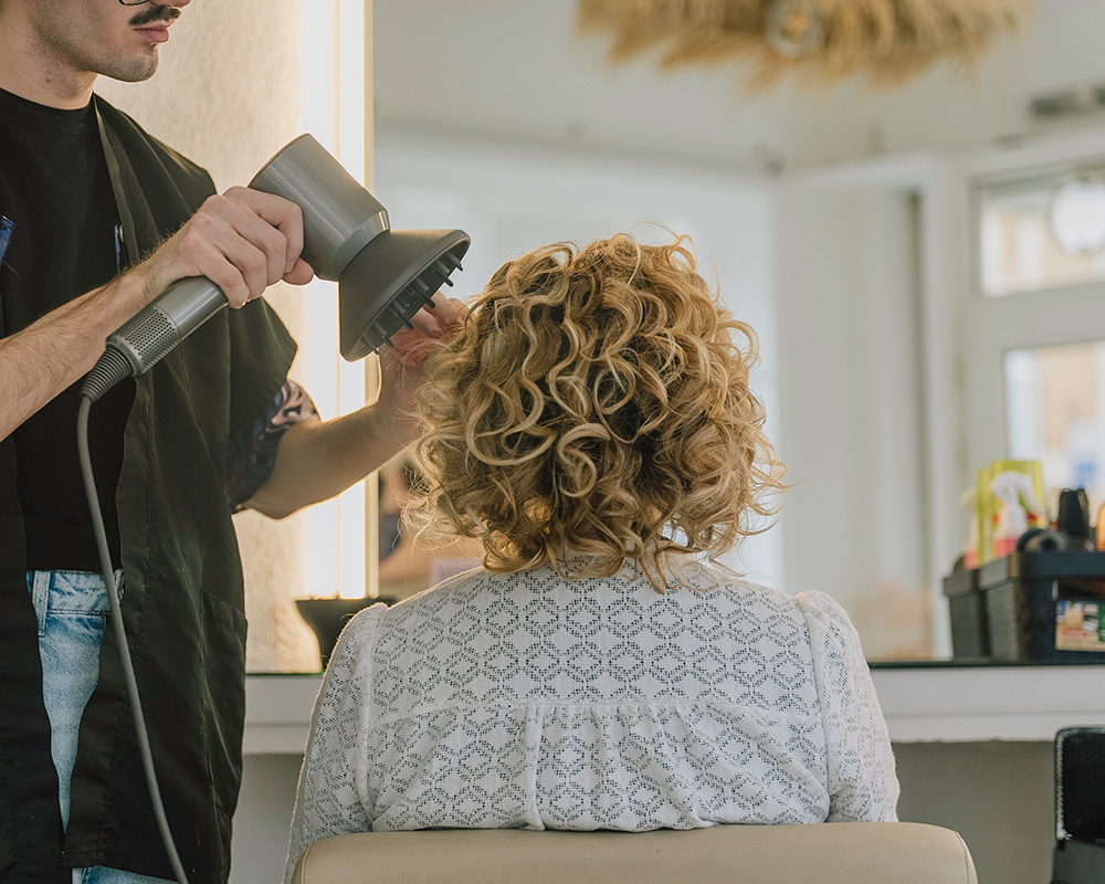 Les soisn UZI Hair Bar